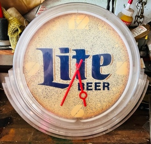 lot 4 image: Lite Beer Light Up Advertising SignClock