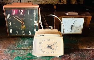 lot 121 image: Three Vintage General Electric Alarm Clocks - Telecron Model 5H24, Solid Mahogany Snooz-Alarm Model 7298, &amp Lighted Dial