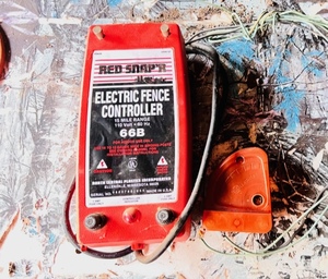 lot 47 image: Red SnapR 15 Mile Electric Fence Controller #66B W Gallagher Energizer