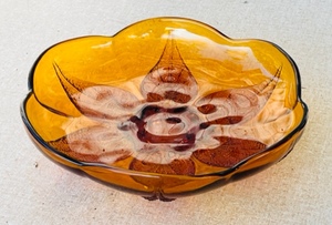lot 98 image: Anchor Hocking Renaissance Footed Bowl Amber Glass Leaf Dish