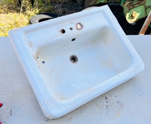 lot 149 image: Vintage Porcelain and Cast Iron Bathroom Sink