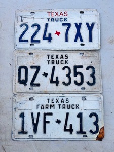 lot 189 image: Three Texas Truck &amp Farm Truck License Plates&nbsp