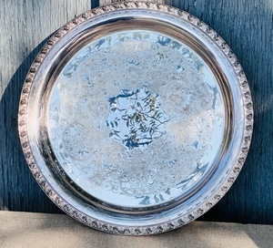lot 11 image: Vintage 1955 Tupperware Rose Silver Serving Tray by Wm Rogers&nbsp