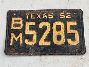lot 50 image: Vintage 1952 Texas License Plate