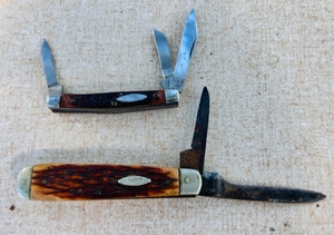 lot 210 image: Two Vintage Sabre Pocket Knives - Including #637