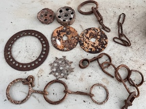 lot 271 image: Miscellaneous AntiqueVintage Metal Pieces - Great for Barn or Shop Art
