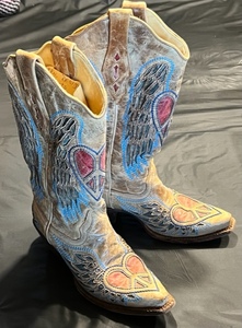 lot 17 image: Pair of Gently Worn Womens Corral Vintage Designer Boots Size 6m - Peace Sign Heart With Wings Design