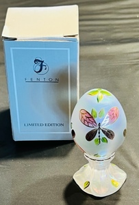 lot 18 image: Limited Edition Fenton Hand-Painted Dragonfly Design Collector Egg #29133000 Painted By P. Hayhurst&nbsp