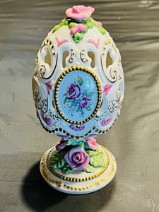 lot 31 image: Hand-Painted Fine Porcelain The Victoria Rose Garden Collector Egg By Franklin Mint