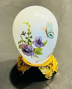 lot 32 image: Vintage 1967 Hand-Painted Glass Egg - Stand Not Included