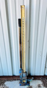 lot 54 image: 8 Farm Jack 3000kg Lifting Capacity
