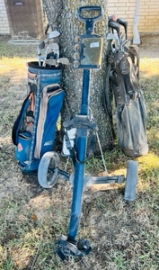 lot 151 image: Spaulding &amp Wilson Golf Club Bags With Irons and Woods Clubs WRolling Golf Caddie&nbsp