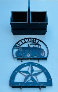 lot 46 image: Metal Tractor &amp Texas Star Mountable Plaques &amp Wooden Condiment Basket