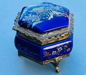 lot 49 image: WillitsInc. Oriental Themed TrinketMusic Box - Plays Love is a Many Splendored Thing