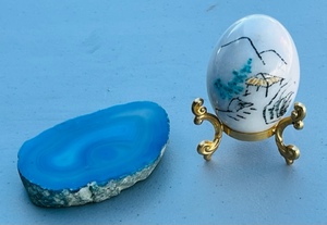 lot 50 image: Blue Geode &amp Oriental Decorative Hand-Painted Marble Egg WStand