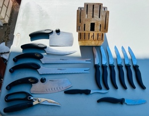lot 79 image: 14 Piece Miracle Blade III Knife Set &amp Block