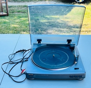 lot 141 image: Aiwa Stereo Full Automatic Turntable System Model PX-E850