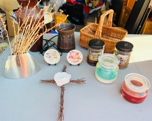 lot 194 image: Lot of Decorative Interior Items - Including Vases, Scentsy, Collector Plates with Stands, Candles, &amp Barbed Wire Cross