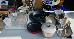 lot 198 image: Good Sized Lot of Pots, Pans, and Other Kitchen Supplies