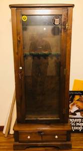 lot 232 image: Vintage Wooden Lockable Gun Cabinet WKey