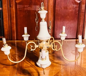 lot 244 image: Vintage Ceramic and Brass Chandelier