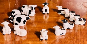 lot 248 image: Big Lot of Cow Salt & Pepper Shakers, Napkin Ring & Toothpick Holders - Including Vintage Ganz Ceramic Salt & Pepper Shakers