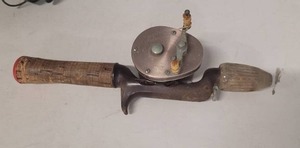 lot 24 image: Shakespeare Sportscast 1973D fishing reel
