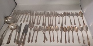 lot 29 image: Holmes & Edwards International Silver 46 piece flatware