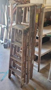 lot 33 image: (2) Werner 5 ft ladders and (1) 4 ft ladder