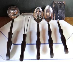 lot 12 image: NICE SET OF COOKING UTENSILS