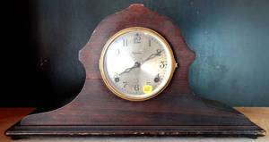 lot 22 image: Vintage Ingraham Mantel Shelf Wooden Clock