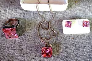 lot 23 image: PRETTY WOMENS JEWELRY COLLECTION, RING, EARRINGS & PENDANT