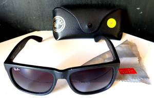 lot 34 image: RayBan MENS SUNGLASSES wCASE