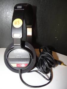 lot 43 image: SONY MDR-V3 DYNAMIC STEREO HEADPHONES
