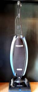 lot 50 image: ORECK LW100 MAGNESIUM UPRIGHT VACUUM POWERFUL LIGHTWEIGHT MULTI-SURFACE - POWER TESTED GOOD