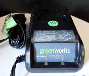 lot 90 image: GREENWORKS 18V BATTERY CHARGER