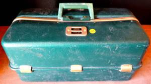 lot 103 image: VINTAGE Green UMCO 1000 US Fishing Tackle Box Made in U.S.A.