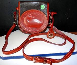 lot 108 image: DOONEY & BOURKE SMALL SADDLE STYLE LEATHER HANDBAG $$$
