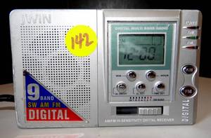 lot 142 image: Jwin JX-M14 mini  AMFM SW 9 Band Pocket Radio  - WORKS