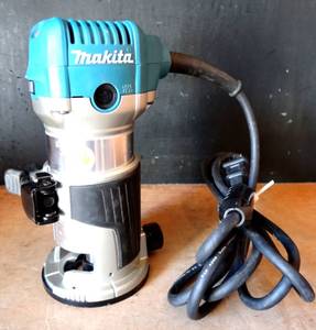 lot 166 image: Makita RT0701C 1-14 HP 10,000-30,000 Rpm Variable Speed Compact Router - WORKS