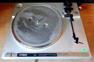 lot 177 image: YAMAHA P700 FULLY AUTOMATIC QUARTZ TURNTABLE - POWERS UP AND FUNCTIONS
