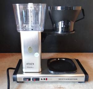 lot 234 image: Moccamaster by Technivorm Glass Coffeemaker KB-741.59B BASE ONLY - POWER TESTED GOOD $$$