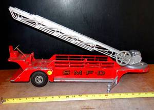 lot 247 image: SMFD Metal Fire Truck Rear Assembly wWorking Extendable Ladder- 1950s -LOOK - Original, Rare Find