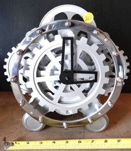 lot 262 image: VERY COOL MECHANICAL GEAR CLOCK - PLASTIC (REQUIRES 2 D BATTERIES)