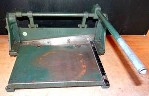 lot 267 image: VINTAGE MARK 1 PAPERCARD STOCK TRIMMERCUTTER - VERY SHARP (SOLID CAST)