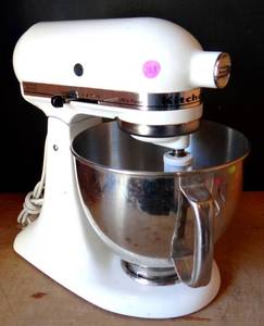lot 269 image: KitchenAid 300 Watts Ultra Power Stand Mixer wBowl & 2 Mixing Wands - TESTEDWORKS $$$