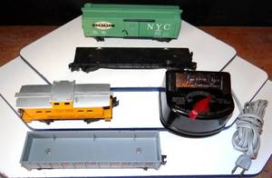 lot 273 image: VINTAGE AMAERICAN FLYER TRANSFORMER, TRAIN CARS & TRACK AS SHOWN
