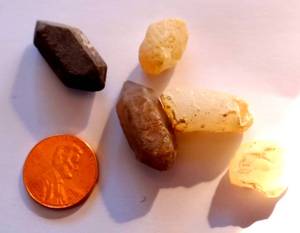 lot 14 image: BELIEVED TO BE VARIOUS TYPES OF QUARTZ - NOT A ROCKHOUND - PLEASE INSPECT