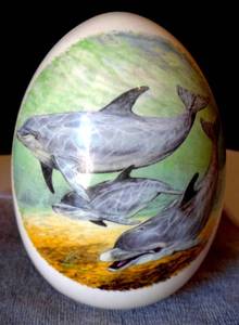 lot 88 image: HAND PAINTED 4 DECORATIVE DOLPHIN THEMED EGG