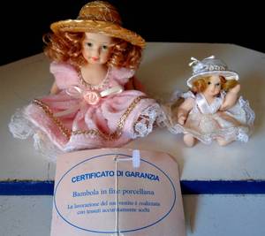 lot 92 image: MINIATURE PORCELAIN DOLL PAIR AS SHOWN